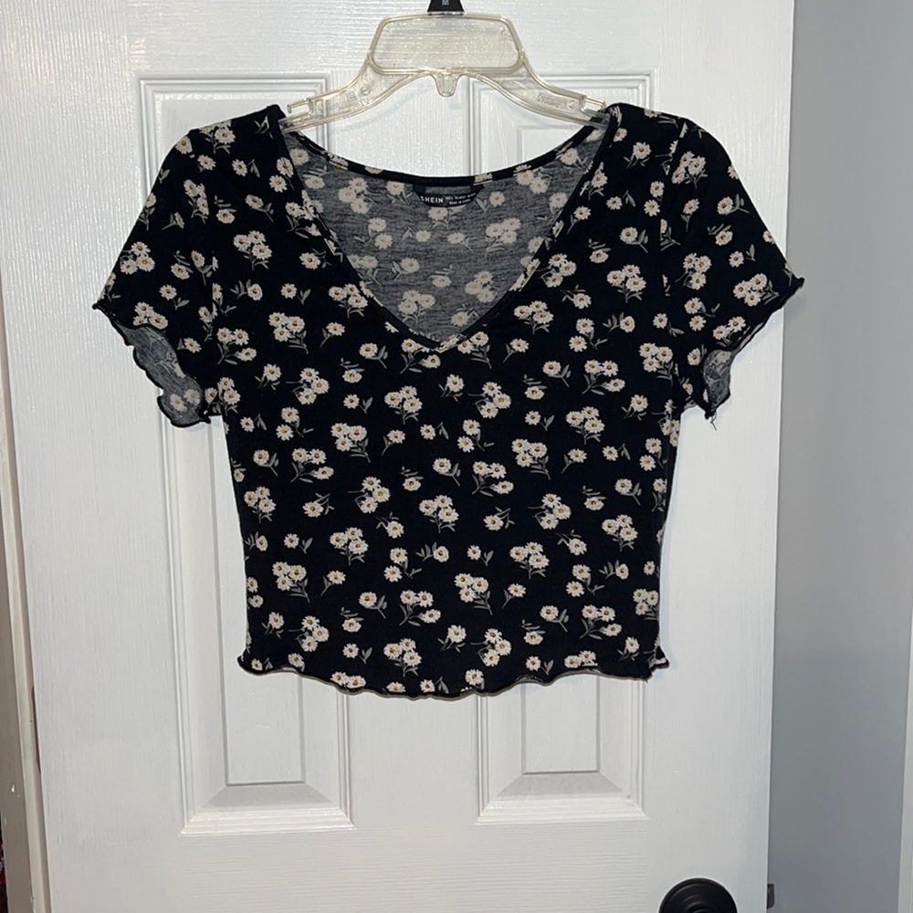 Cropped v neck tshirt